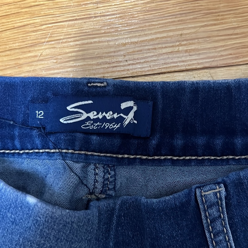 Seven7 pull on Capri jeans. Stretchy and super comfortable - Picture 2 of 6
